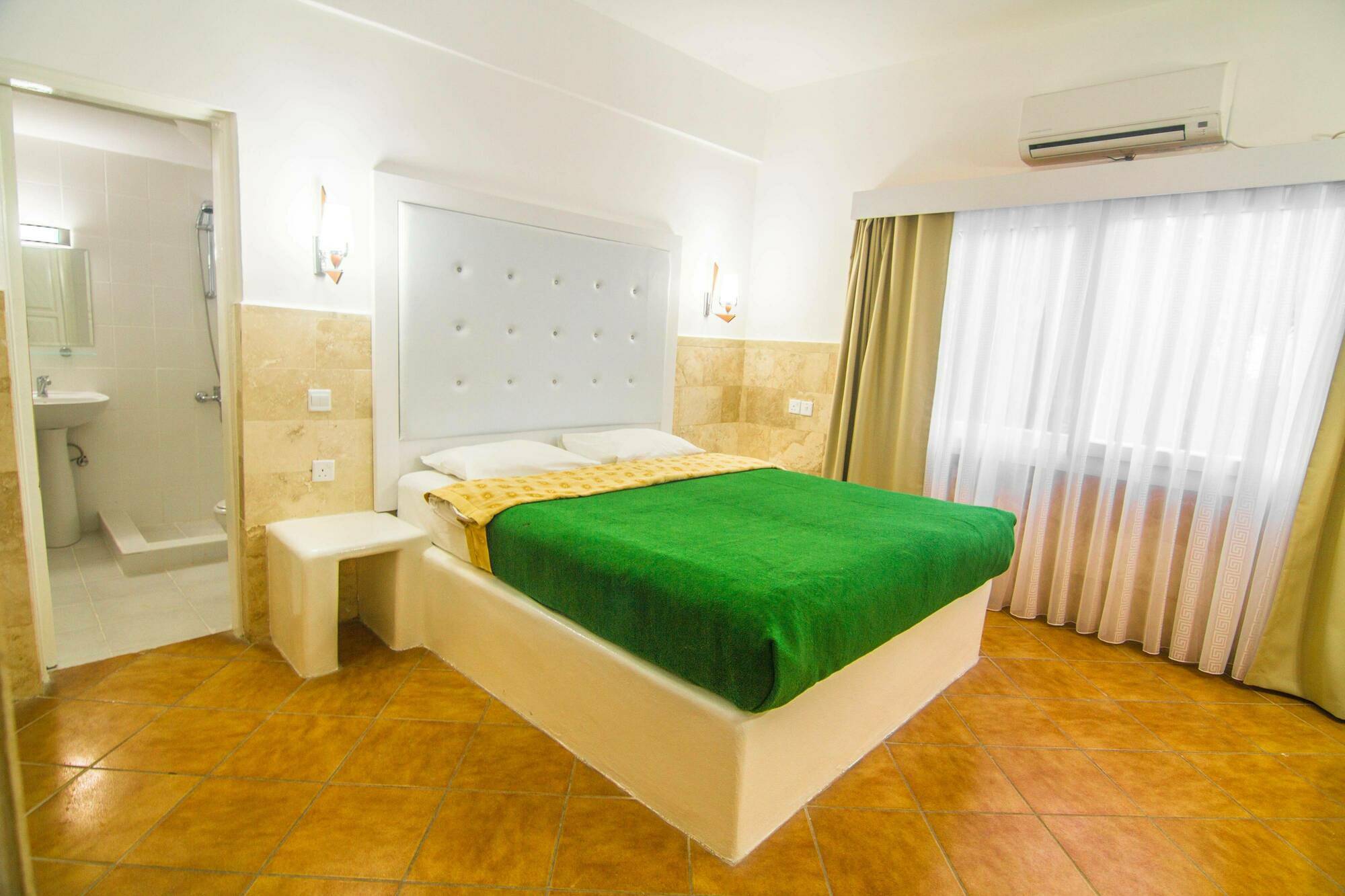 Hôtel The Pine Bay Club à Kyrenia  Extérieur photo